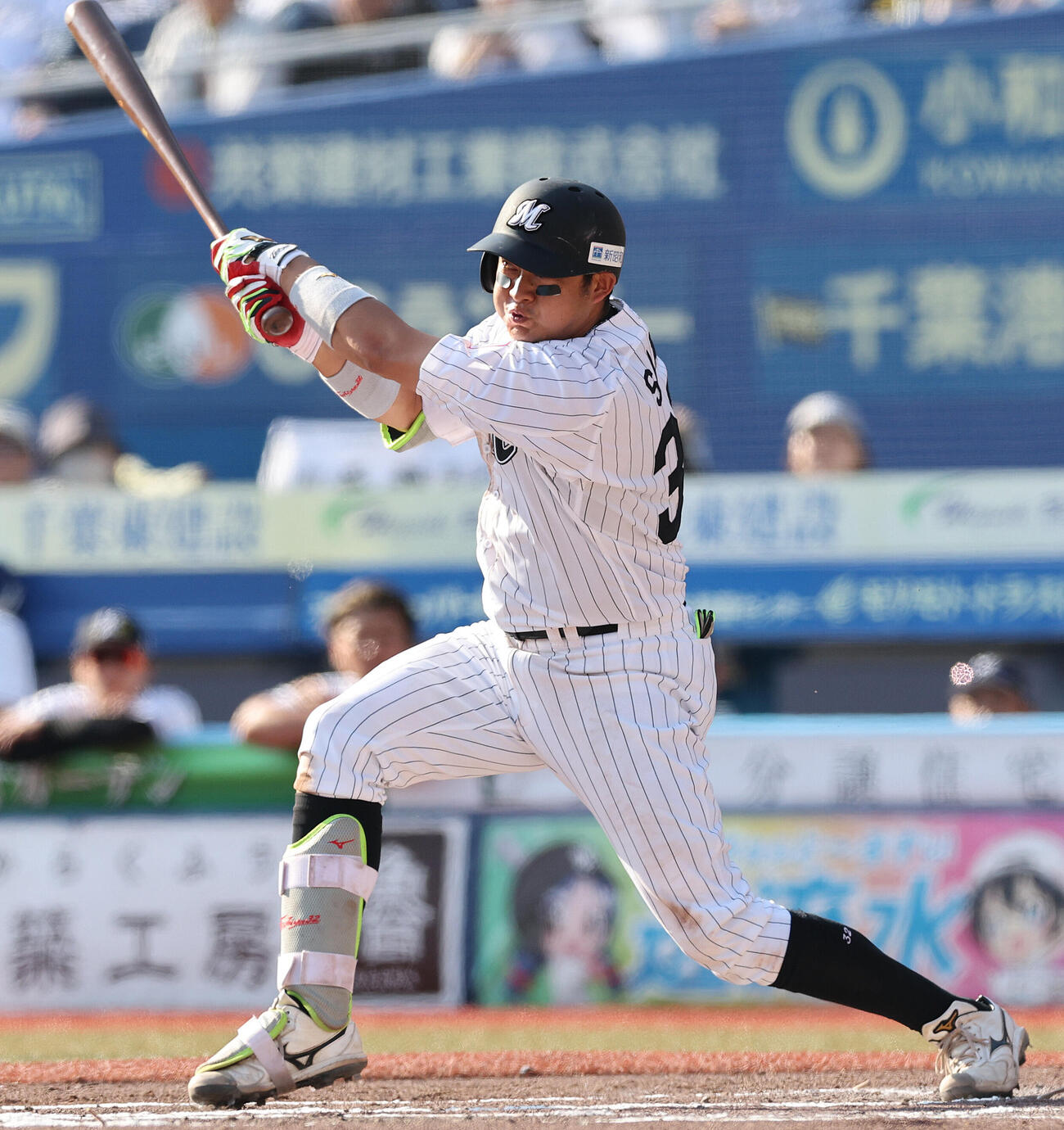 ロッテ対オリックス　6回裏ロッテ1死二、三塁、先制2点適時安打を放つ佐藤都志也（撮影・野上伸悟）