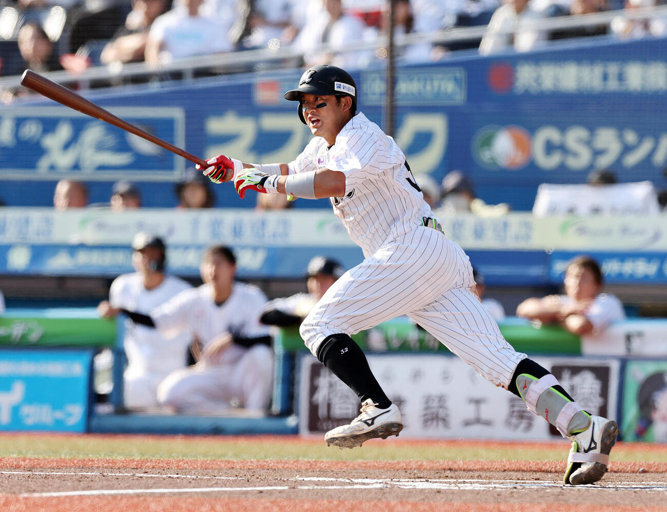 ロッテ対オリックス　6回裏ロッテ1死二、三塁、先制2点適時安打を放つ佐藤都志也（撮影・野上伸悟）