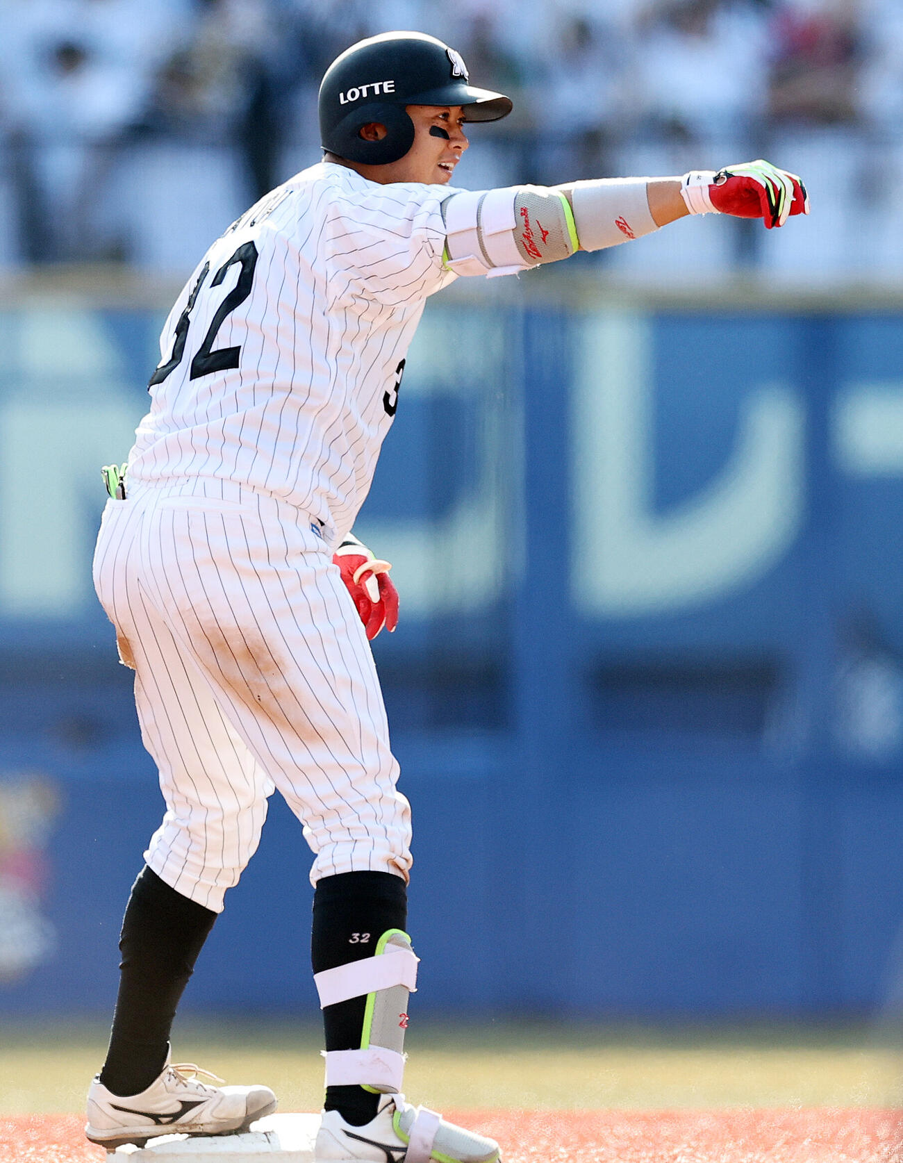 ロッテ対オリックス　6回裏ロッテ1死二、三塁、先制2点適時安打を放ち喜ぶ佐藤都志也（撮影・野上伸悟）