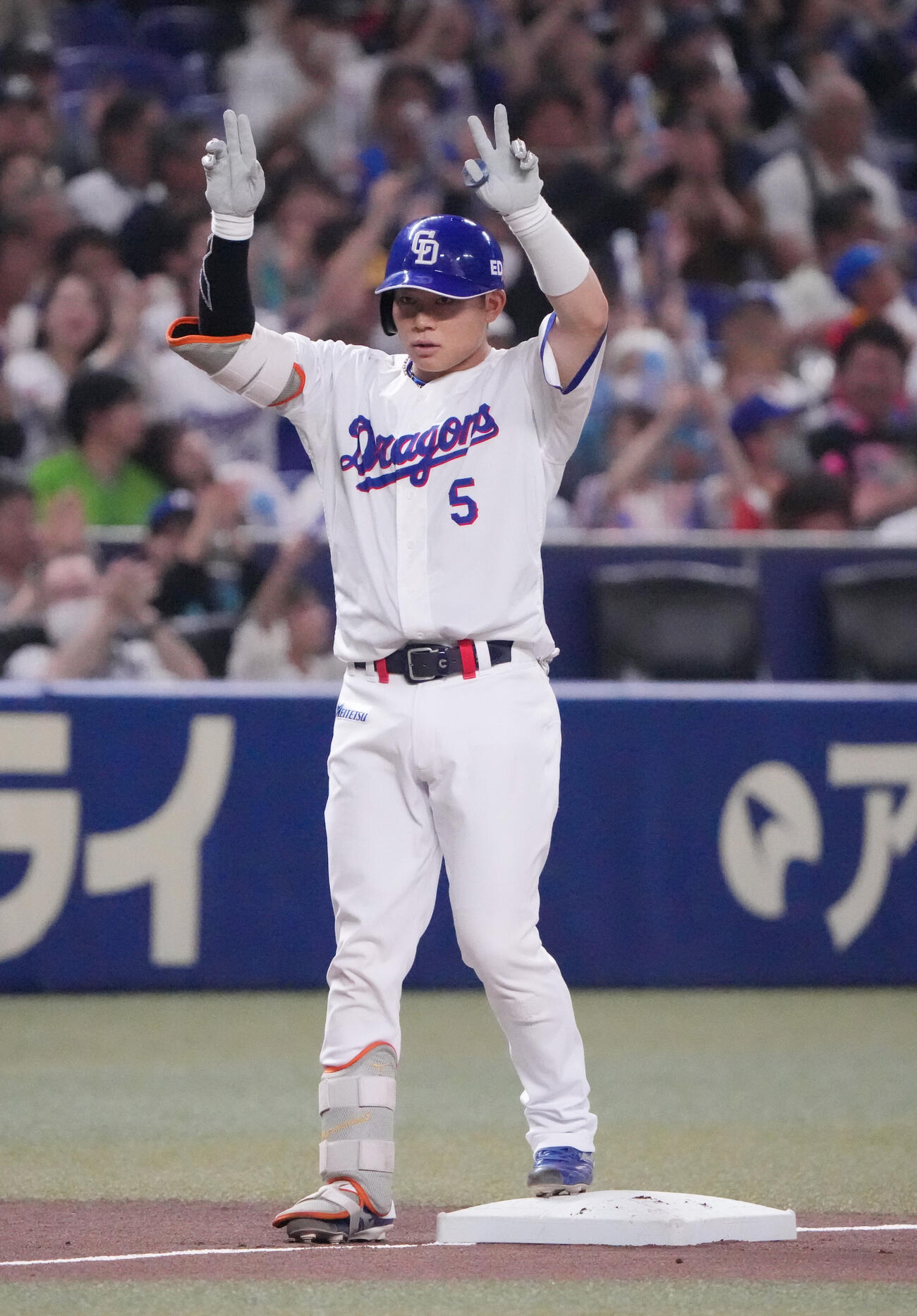 中日対ヤクルト　1回裏中日1死一塁、適時三塁打を放ちベンチへ向かってアピールする村松開人（撮影・森本幸一）