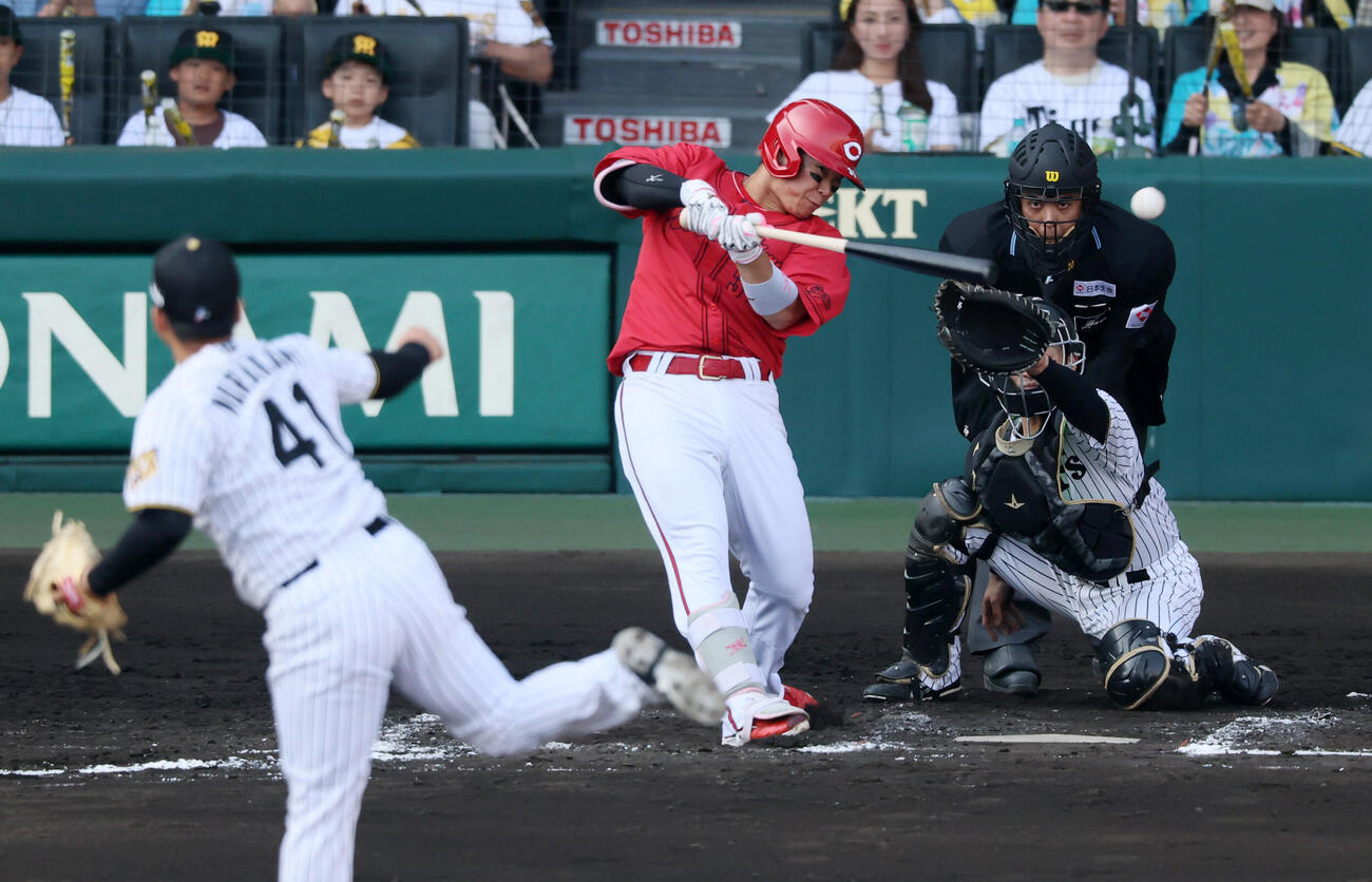 阪神対広島　9回表広島2死一、二塁、坂倉将吾は左前適時打を放つ。投手村上頌樹（撮影・加藤哉）