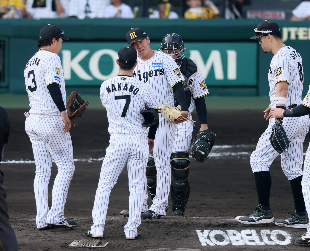 阪神対広島　9回表広島2死一、三塁、村上頌樹（中央）は打者エレフリス・モンテロを迎えたところで悔しそうな表情を見せ降板となった（撮影・加藤哉）