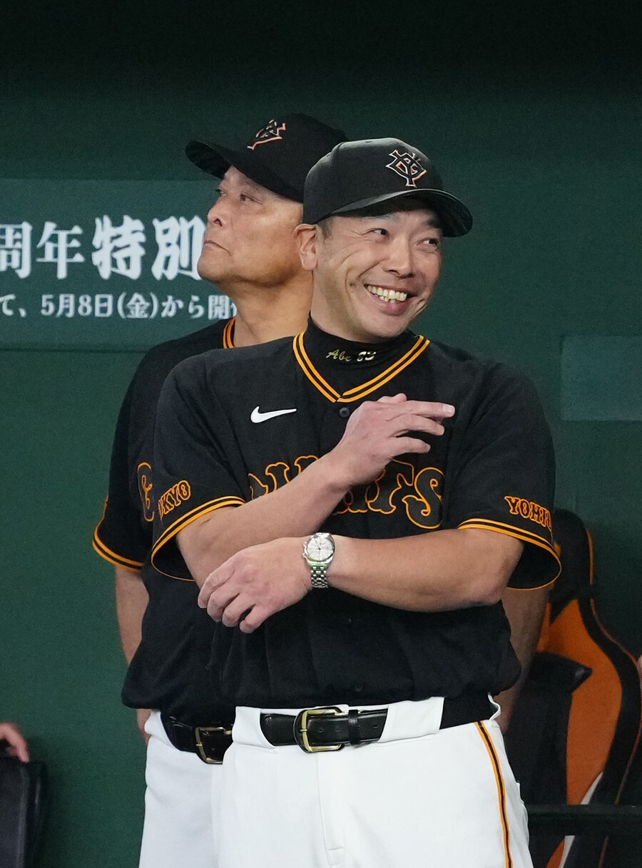 巨人対DeNA 7回裏、巨人平山功太が生還しベンチで笑顔を見せる阿部慎之助監督（撮影・江口和貴）