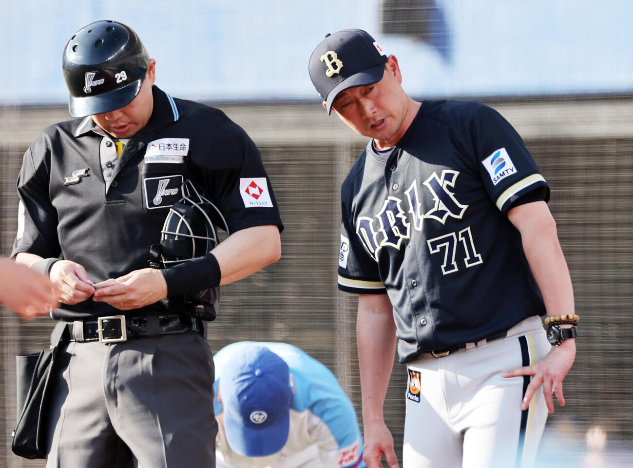 ロッテ対オリックス　選手交代を告げるオリックス岸田護監督（撮影・野上伸悟）