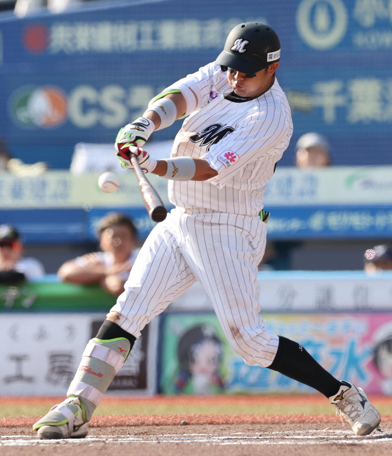 ロッテ対オリックス　6回裏ロッテ1死二、三塁、先制2点適時安打を放つ佐藤都志也（撮影・野上伸悟）