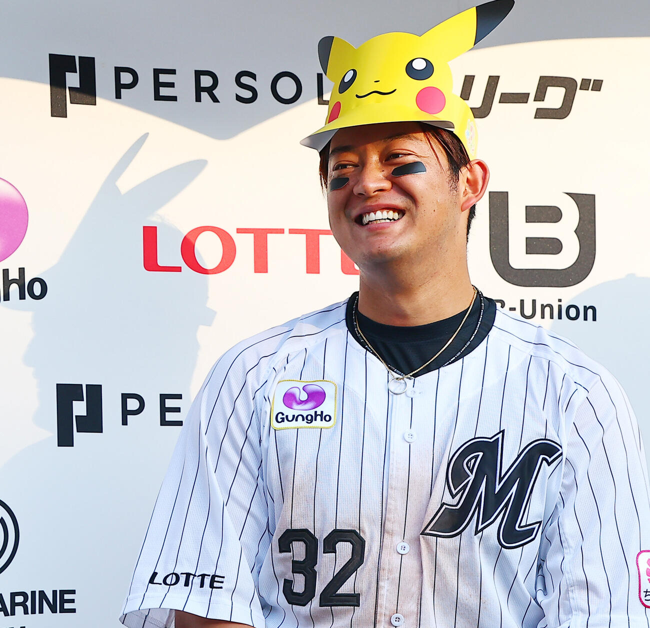 ロッテ対オリックス　ピカチュウのお面をつけ、ヒーローインタビューを受けるロッテ佐藤都志也（撮影・野上伸悟）