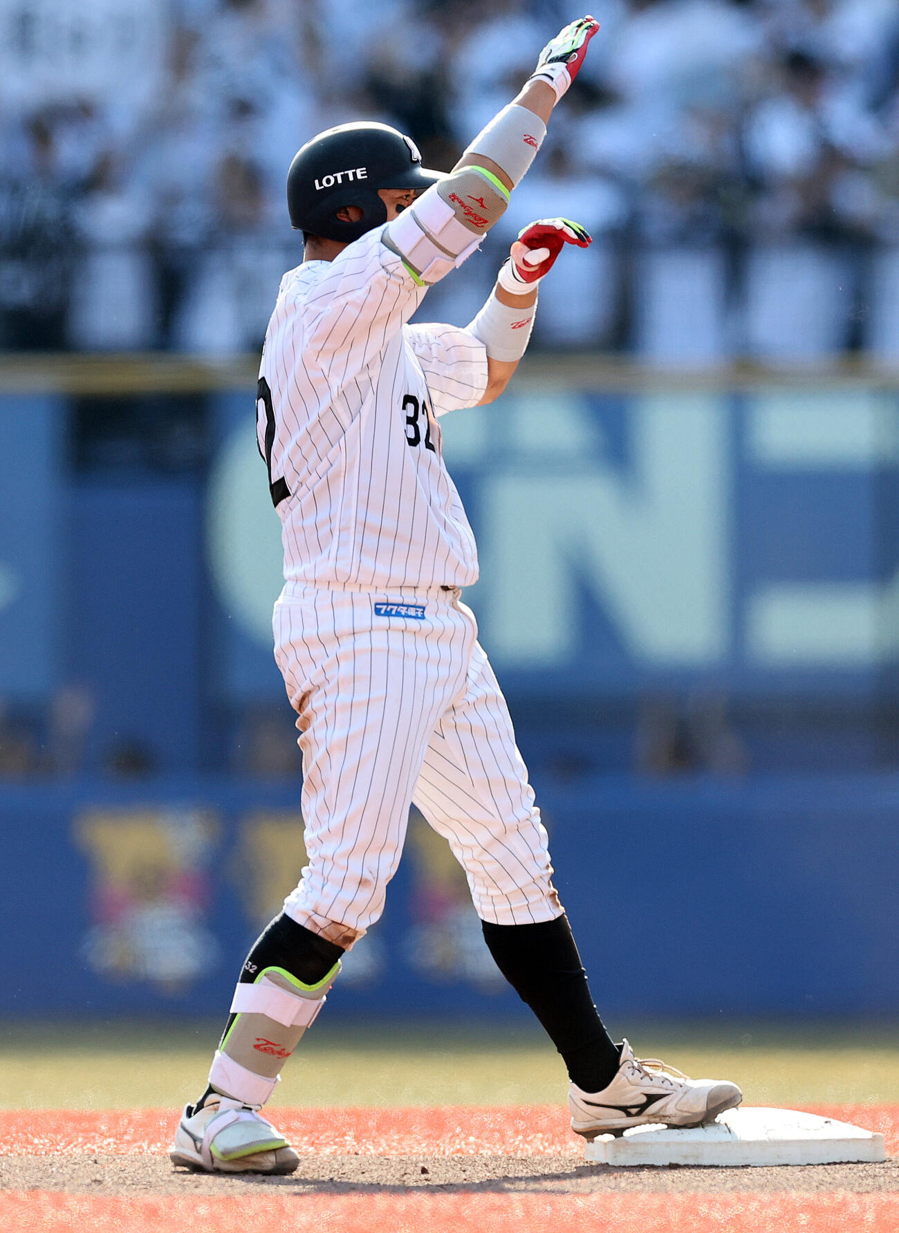 ロッテ対オリックス　6回裏ロッテ1死二、三塁、先制2点適時安打を放ち喜ぶ佐藤都志也（撮影・野上伸悟）