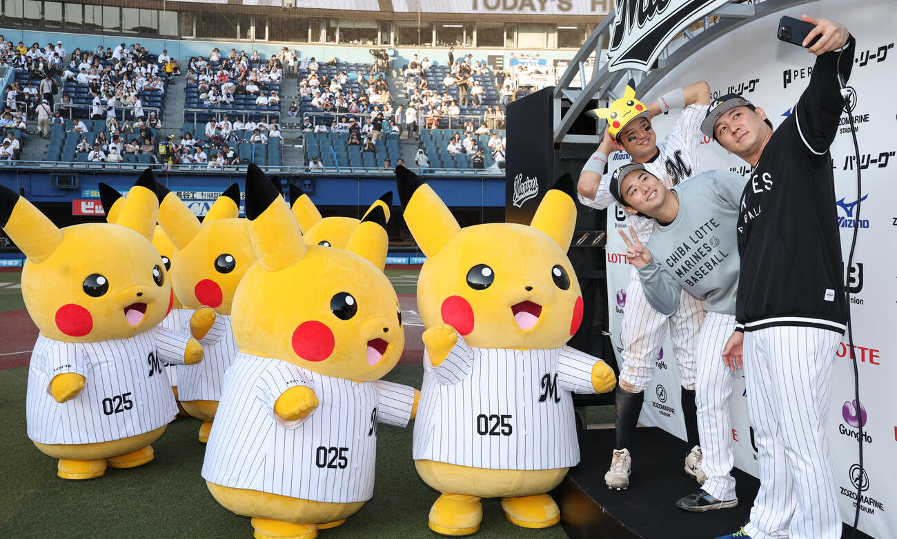 ロッテ対オリックス　ピカチュウと勝利の自撮りを行う、右手前からロッテ小野郁、横山陸人、佐藤都志也（撮影・野上伸悟）