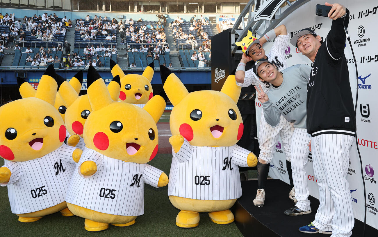 ロッテ対オリックス　ピカチュウと勝利の自撮りを行う、右手前からロッテ小野郁、横山陸人、佐藤都（撮影・野上伸悟）