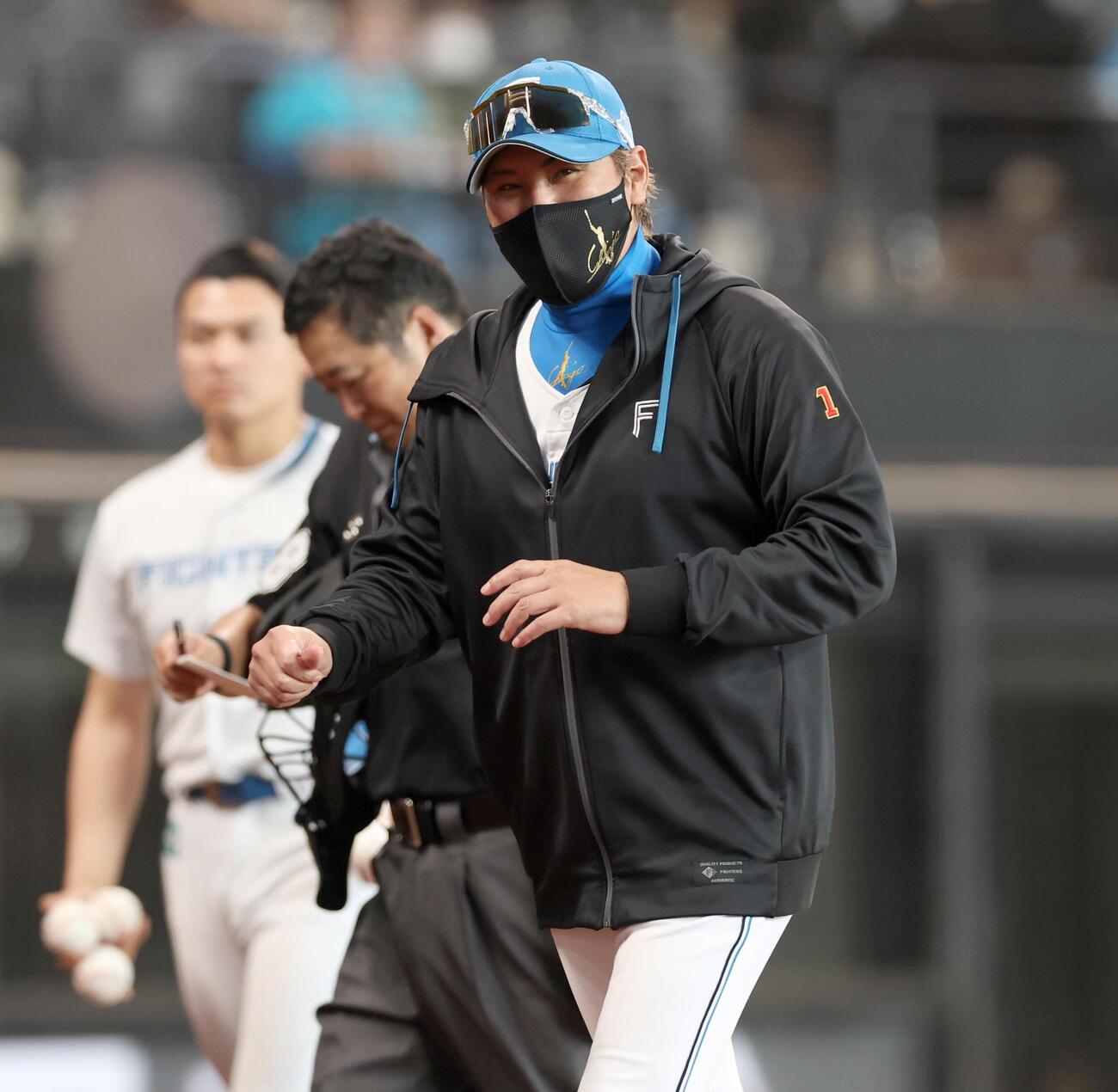 日本ハム対西武　笑顔で選手交代を告げる新庄剛志監督（撮影・黒川智章）