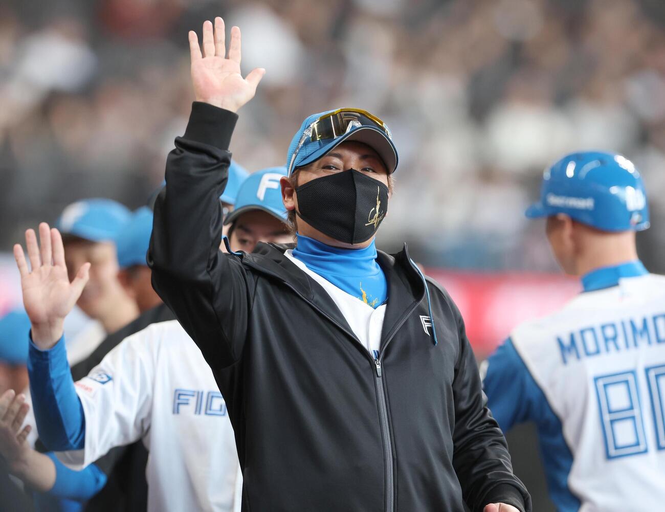 日本ハム対西武　試合後、スタッフらとハイタッチする新庄剛志監督（撮影・黒川智章）