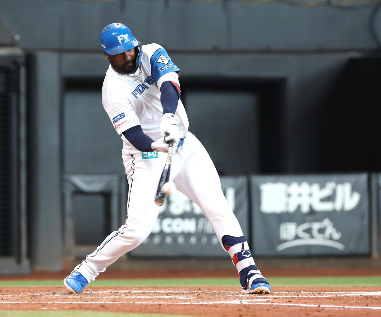 日本ハム対西武　3回裏日本ハム2死二塁、適時打を放つレイエス（撮影・黒川智章）