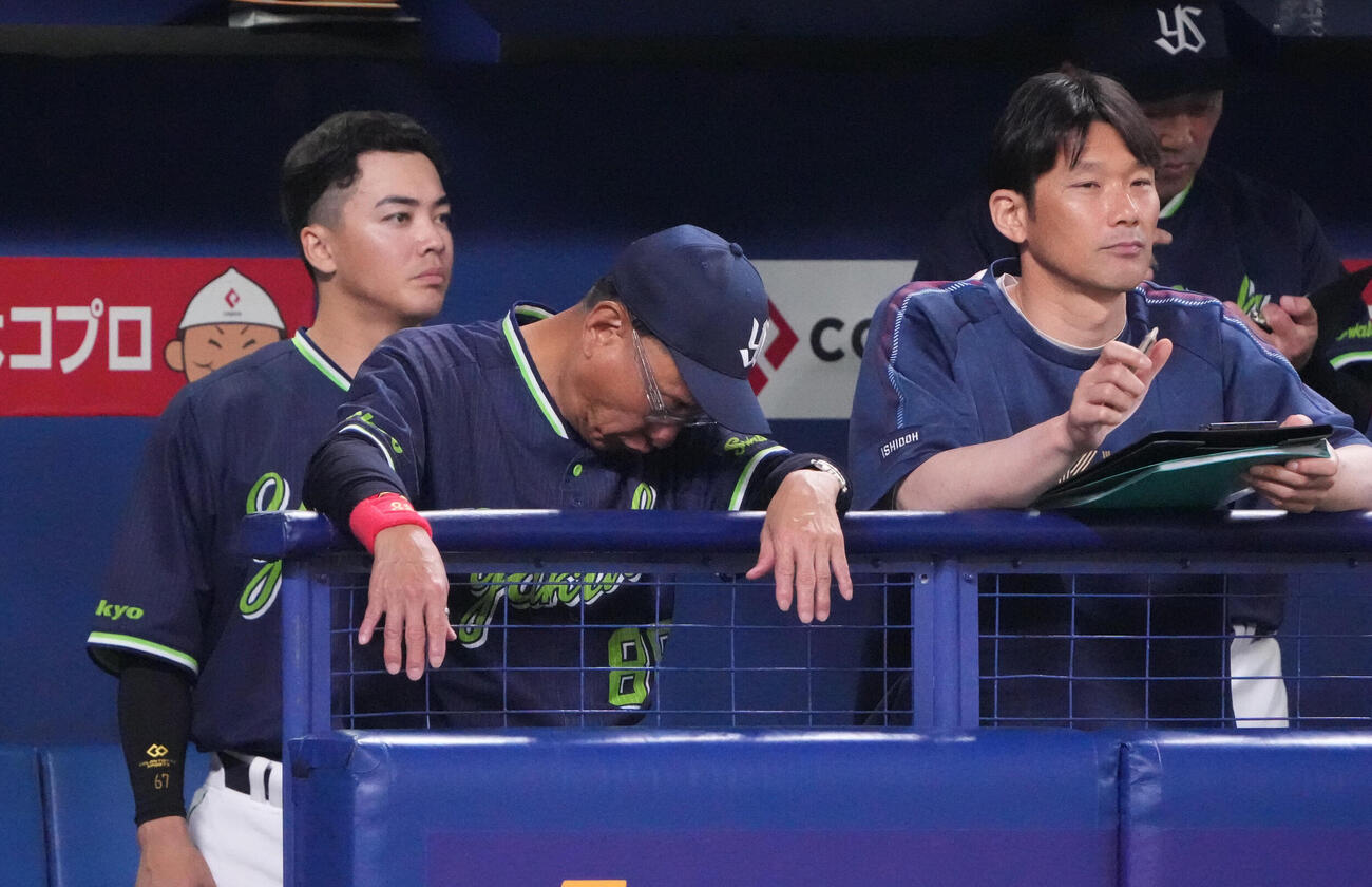 中日対ヤクルト　9回表、ベンチでがっくりの池山隆寛監督（中央）（撮影・森本幸一）