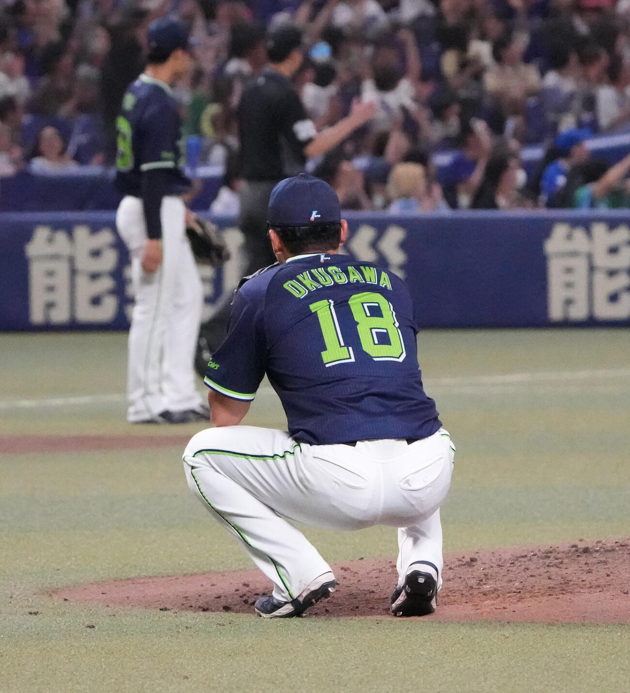中日対ヤクルト　3回裏中日2死一塁、奥川恭伸（手前）は石川昂弥に2点本塁打を打たれしゃがみ込む（撮影・森本幸一）