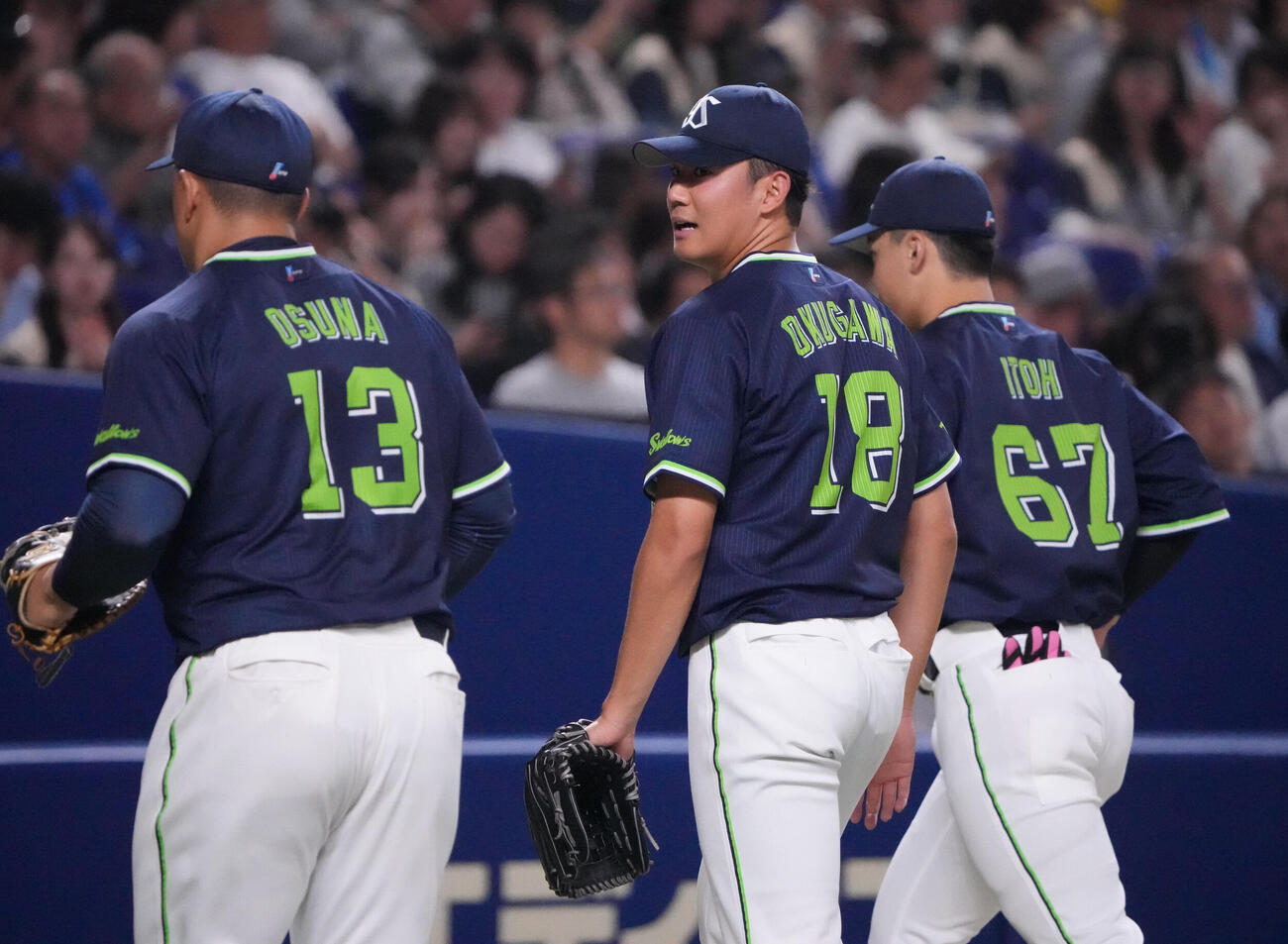 中日対ヤクルト　4回終了、奥川恭伸（中央）はナインに声をかけベンチへ戻る（撮影・森本幸一）