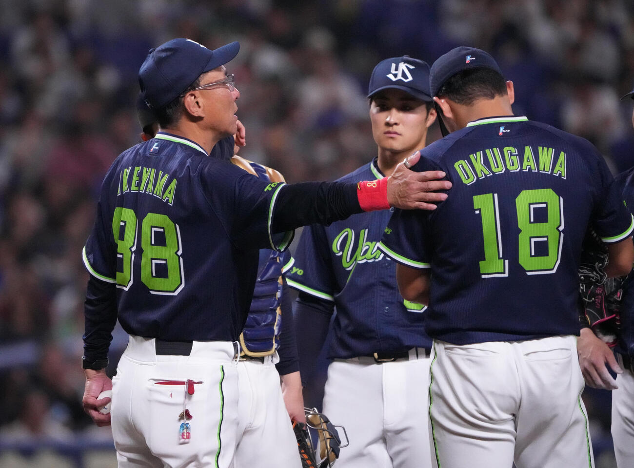 中日対ヤクルト　7回裏中日1死一、二塁、池山隆寛監督（左）は奥川恭伸をねぎらう（撮影・森本幸一）