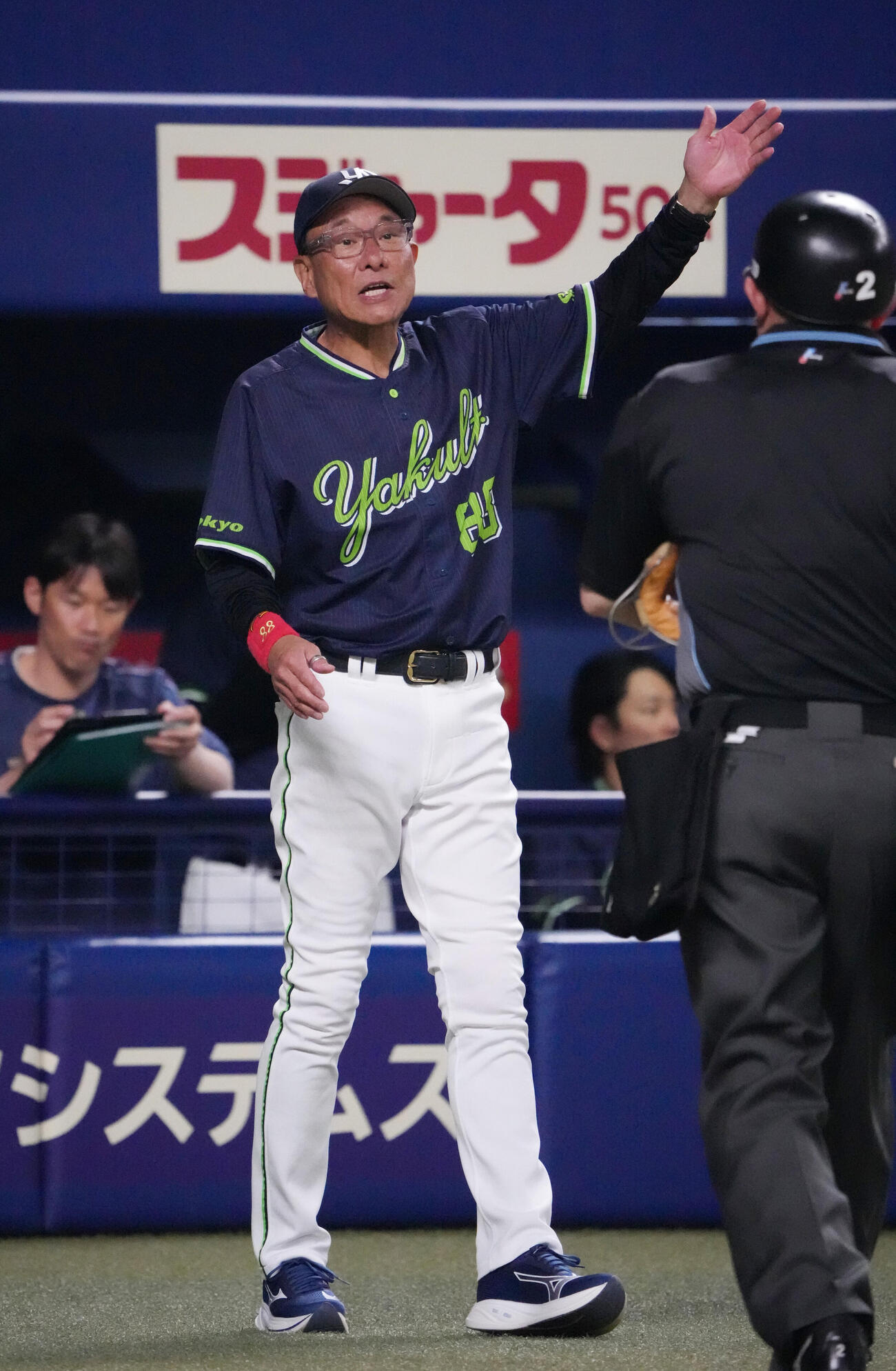 中日対ヤクルト　6回表終了、選手交代を告げる池山隆寛監督（撮影・森本幸一）