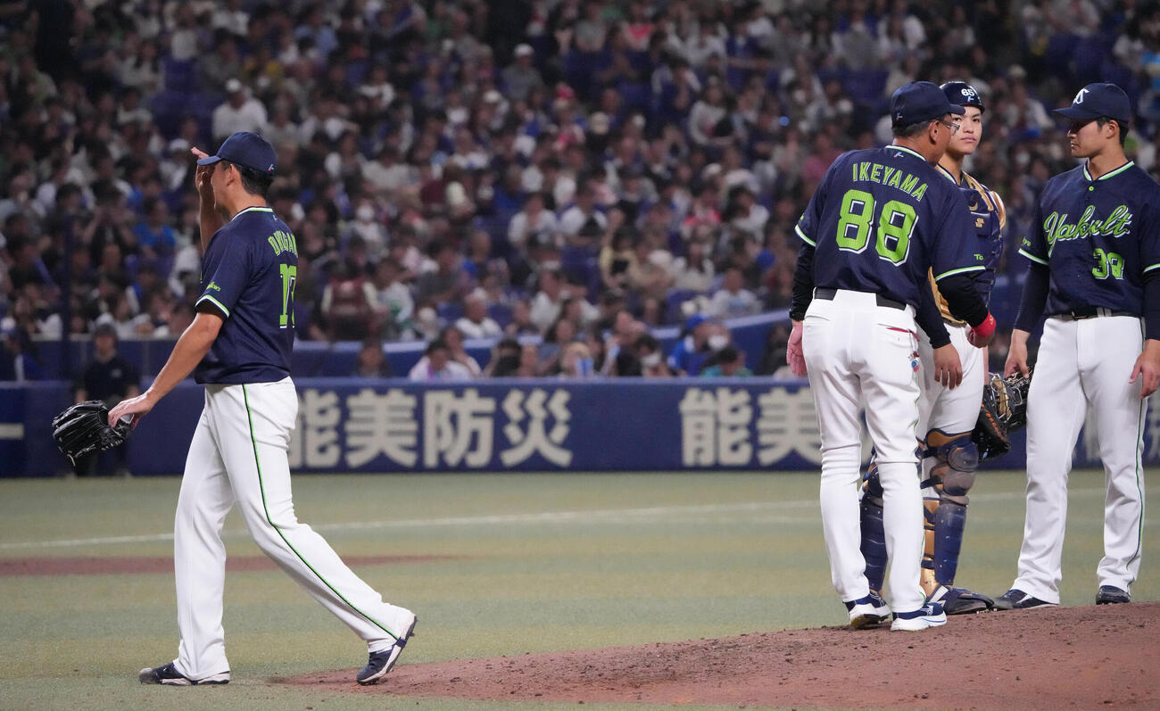 中日対ヤクルト　7回裏中日1死一、二塁、奥川恭伸（左）はマウンドを降りる（撮影・森本幸一）