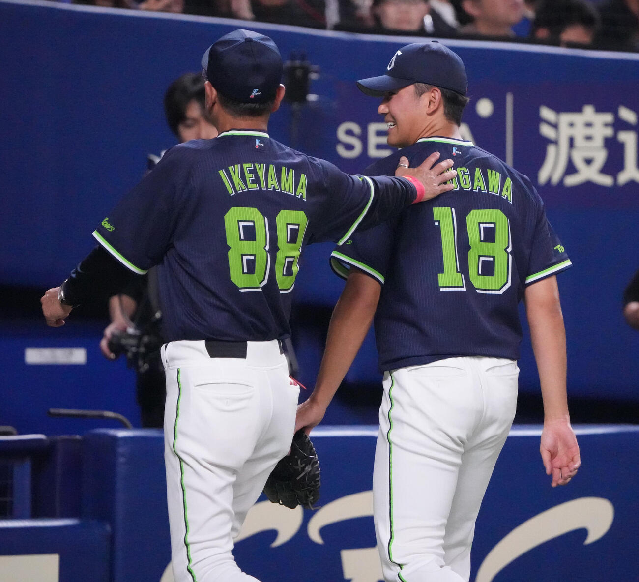 中日対ヤクルト　7回裏中日1死一、二塁、池山隆寛監督（左）はマウンドを降りる奥川恭伸をねぎらう（撮影・森本幸一）
