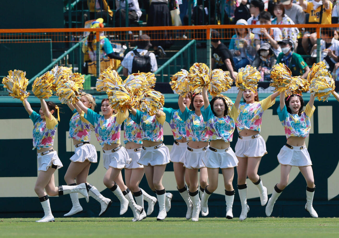阪神対広島　TORACO DAYを盛り上げるタイガースガールズ（撮影・上山淳一）