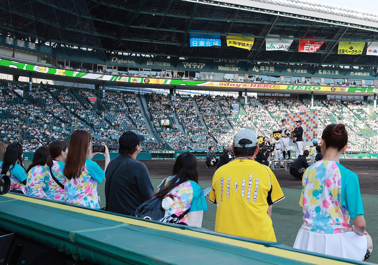 阪神対広島　TORACO DAYで広島に勝利し、お立ち台に立つ阪神佐藤輝明と村上頌樹（撮影・上山淳一）
