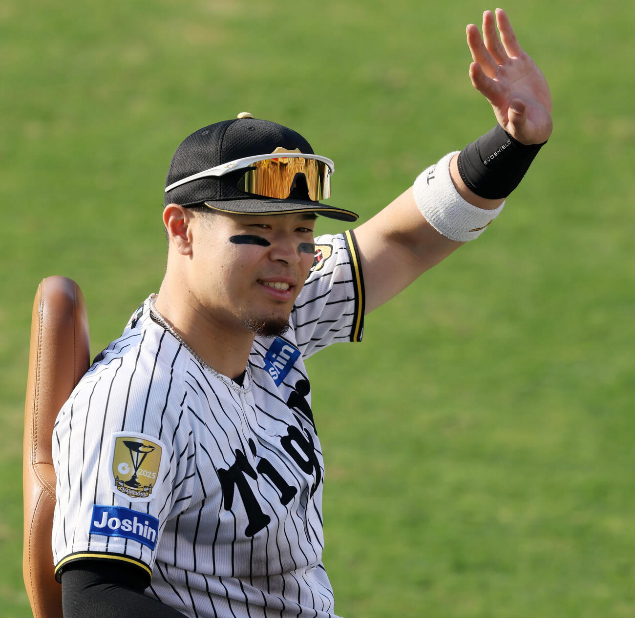 阪神対広島　ヒーローインタビューを終え場内1周する阪神佐藤輝明（撮影・加藤哉）