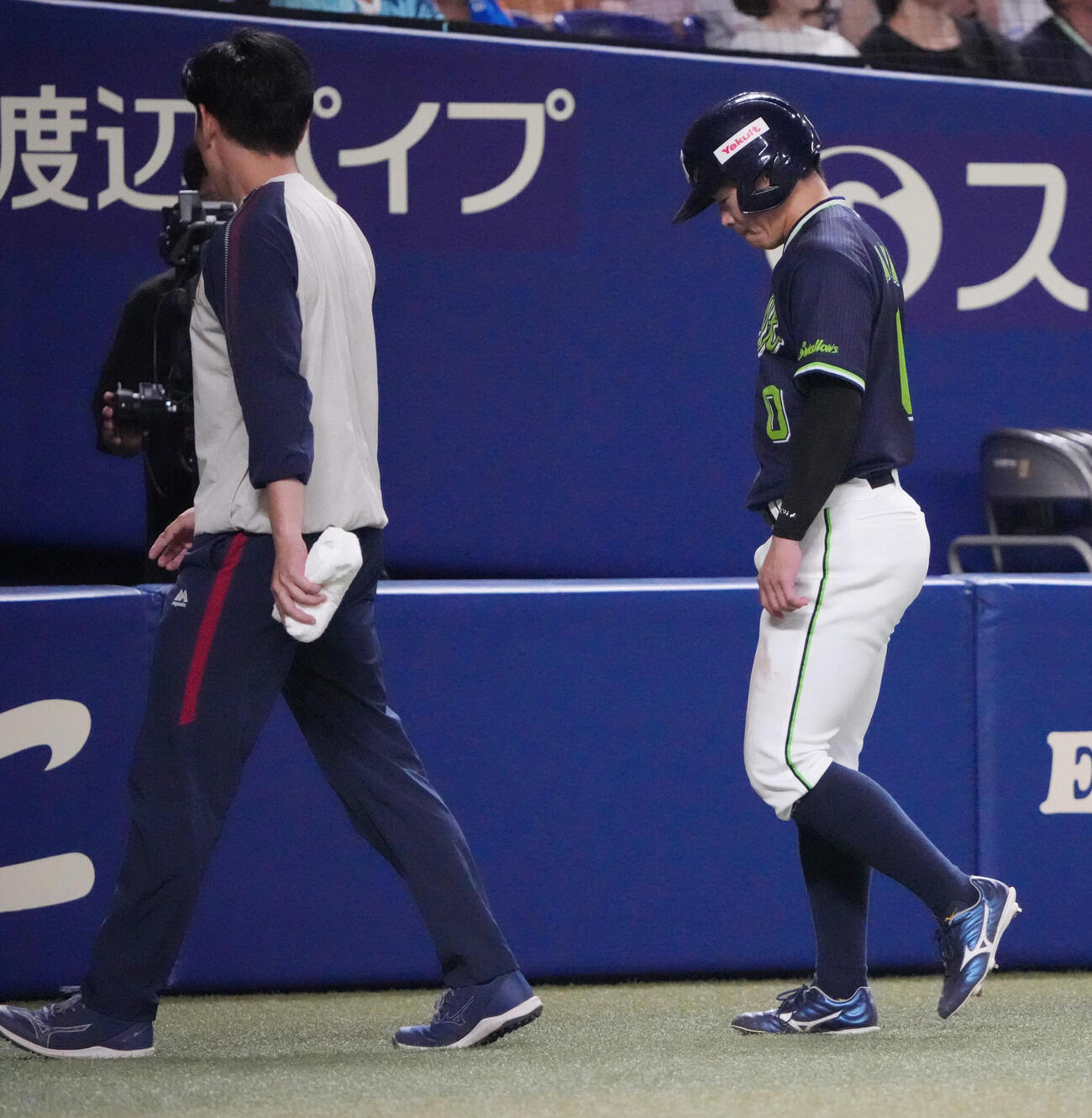 中日対ヤクルト　6回表ヤクルト1死一塁、並木秀尊（右）は盗塁成功するも負傷しベンチへ戻る（撮影・森本幸一）
