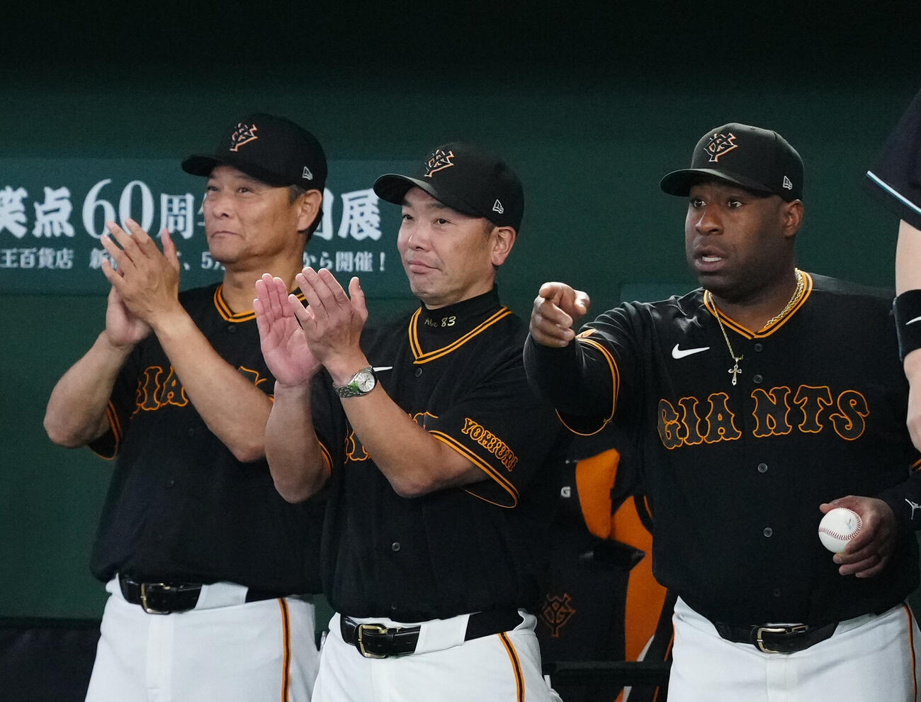 巨人対DeNA 7回裏、巨人平山功太が生還し拍手する阿部慎之助監督（中央）ら（撮影・江口和貴）
