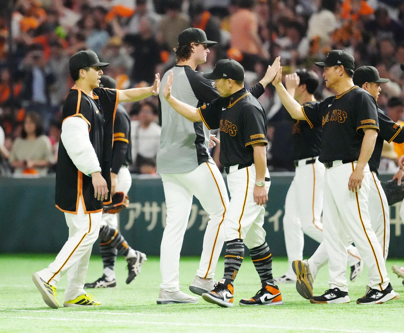 巨人対DeNA　試合後、巨人大勢（左）らとタッチを交わす阿部慎之助監督（撮影・江口和貴）