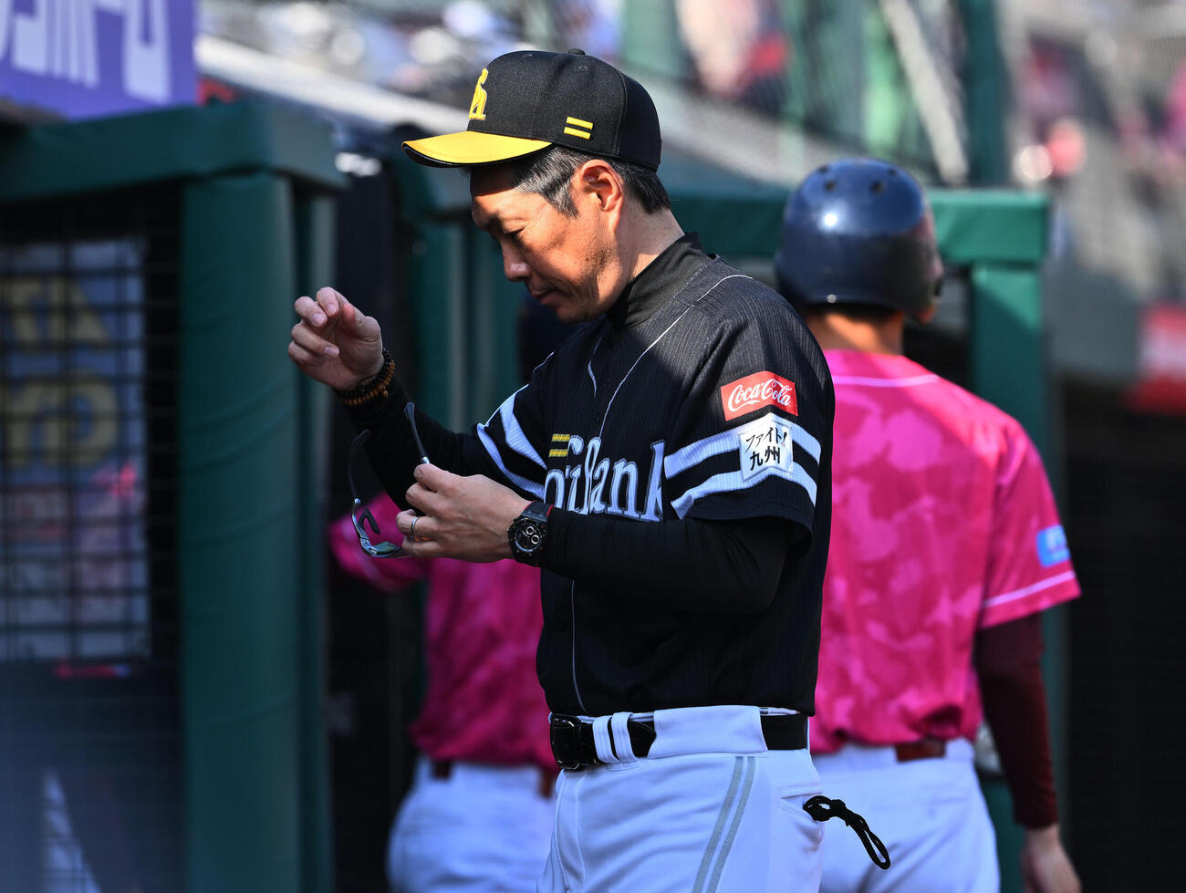 楽天対ソフトバンク　交代を告げベンチへ引き揚げるソフトバンク小久保裕紀監督（撮影・滝沢徹郎）