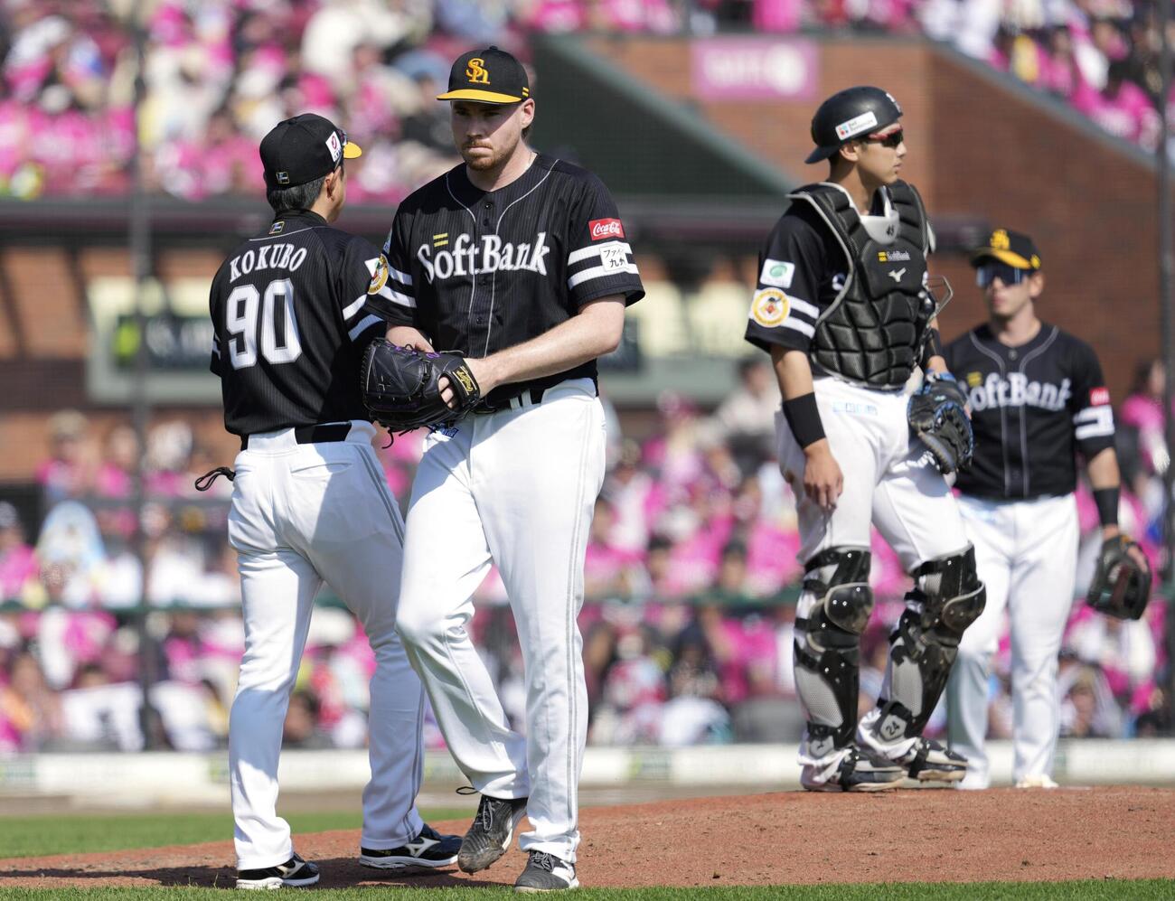 5回途中、ソフトバンクの小久保監督（左）に交代を告げられ降板するスチュワート＝楽天モバイルパーク