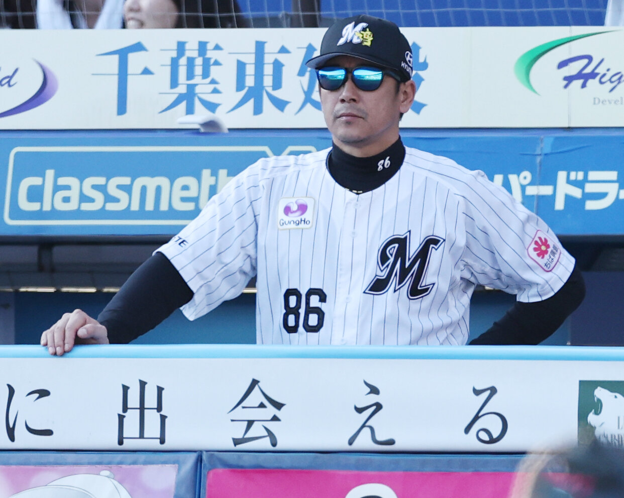 ロッテ対オリックス　試合をみつめるロッテのサブロー監督（撮影・野上伸悟）