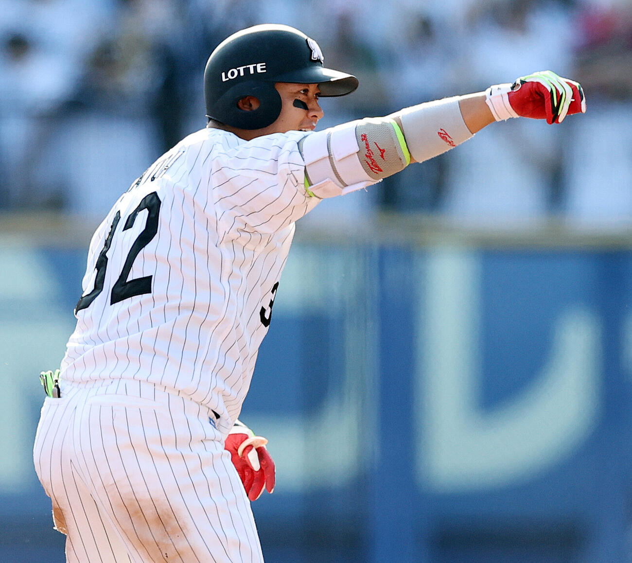 ロッテ対オリックス　6回裏ロッテ1死二、三塁、先制2点適時安打を放ち喜ぶ佐藤都志也（撮影・野上伸悟）