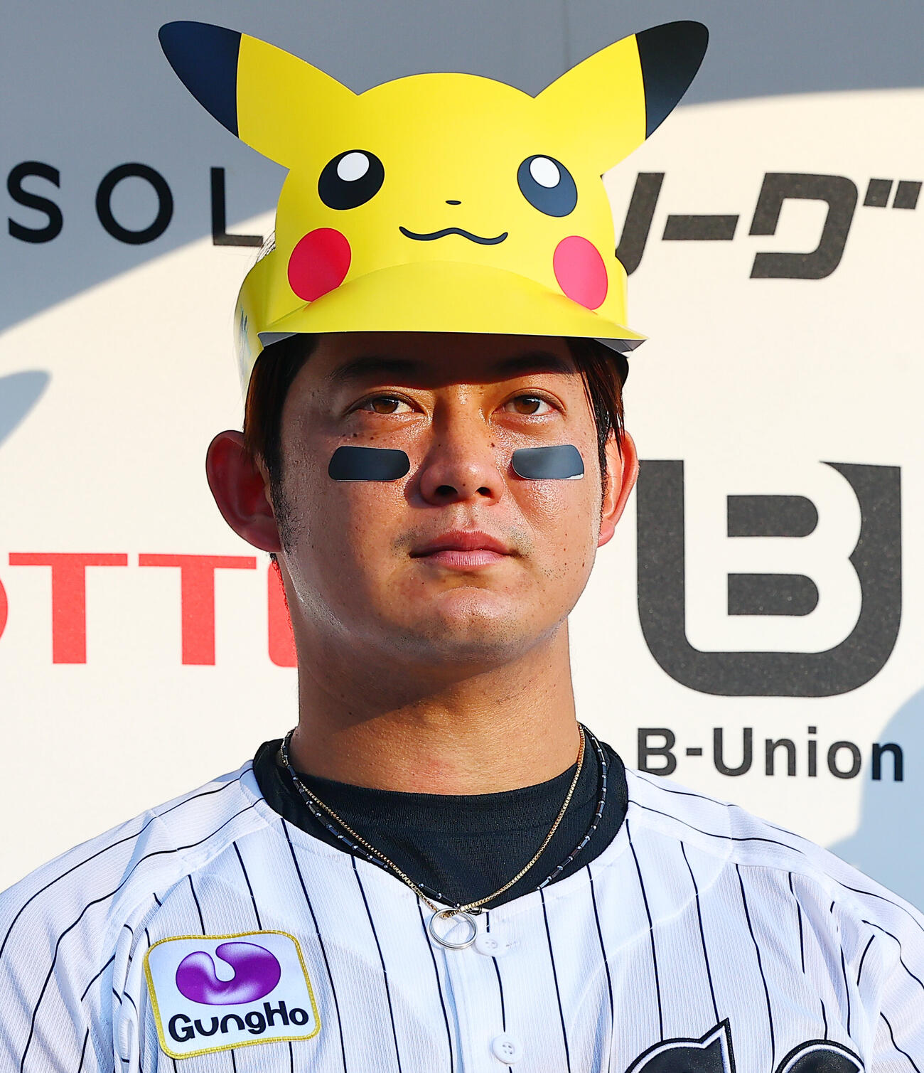 ロッテ対オリックス　ピカチュウのお面をつけ、ヒーローインタビューを受けるロッテ佐藤都志也（撮影・野上伸悟）