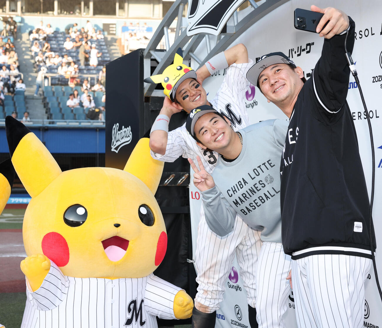 ロッテ対オリックス　ピカチュウと勝利の自撮りを行う、右手前からロッテ小野郁、横山陸人、佐藤都志也（撮影・野上伸悟）