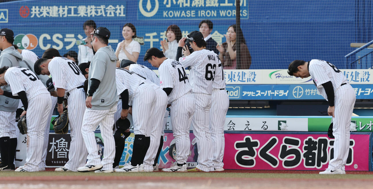 ロッテ対オリックス　勝利をファンに感謝するロッテのサブロー監督（右端）ら（撮影・野上伸悟）