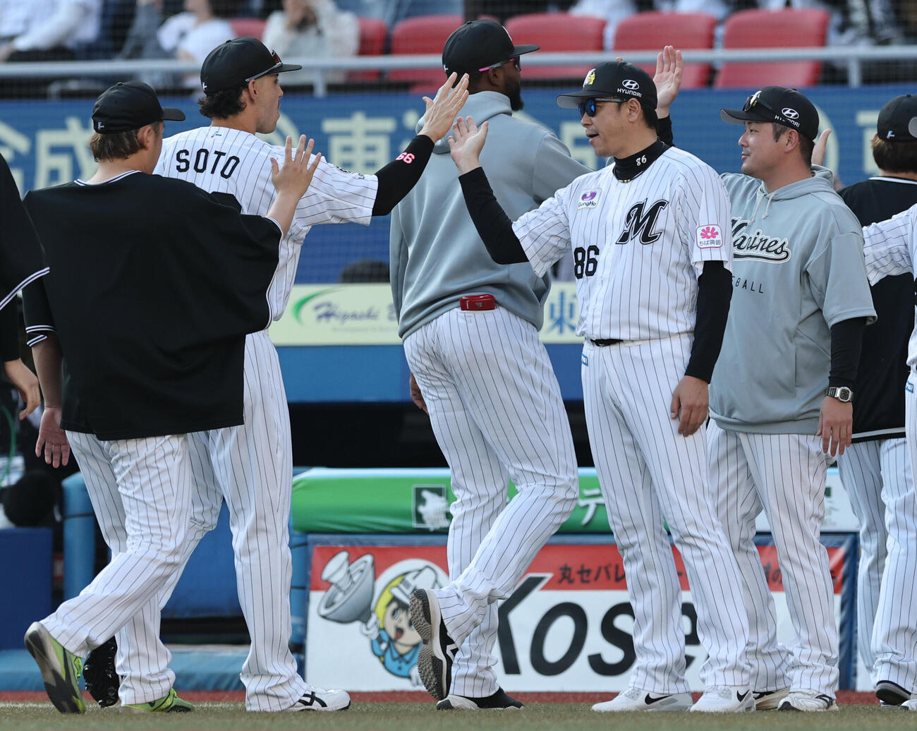ロッテ対オリックス　勝利し選手を出迎えるロッテのサブロー監督（撮影・野上伸悟）