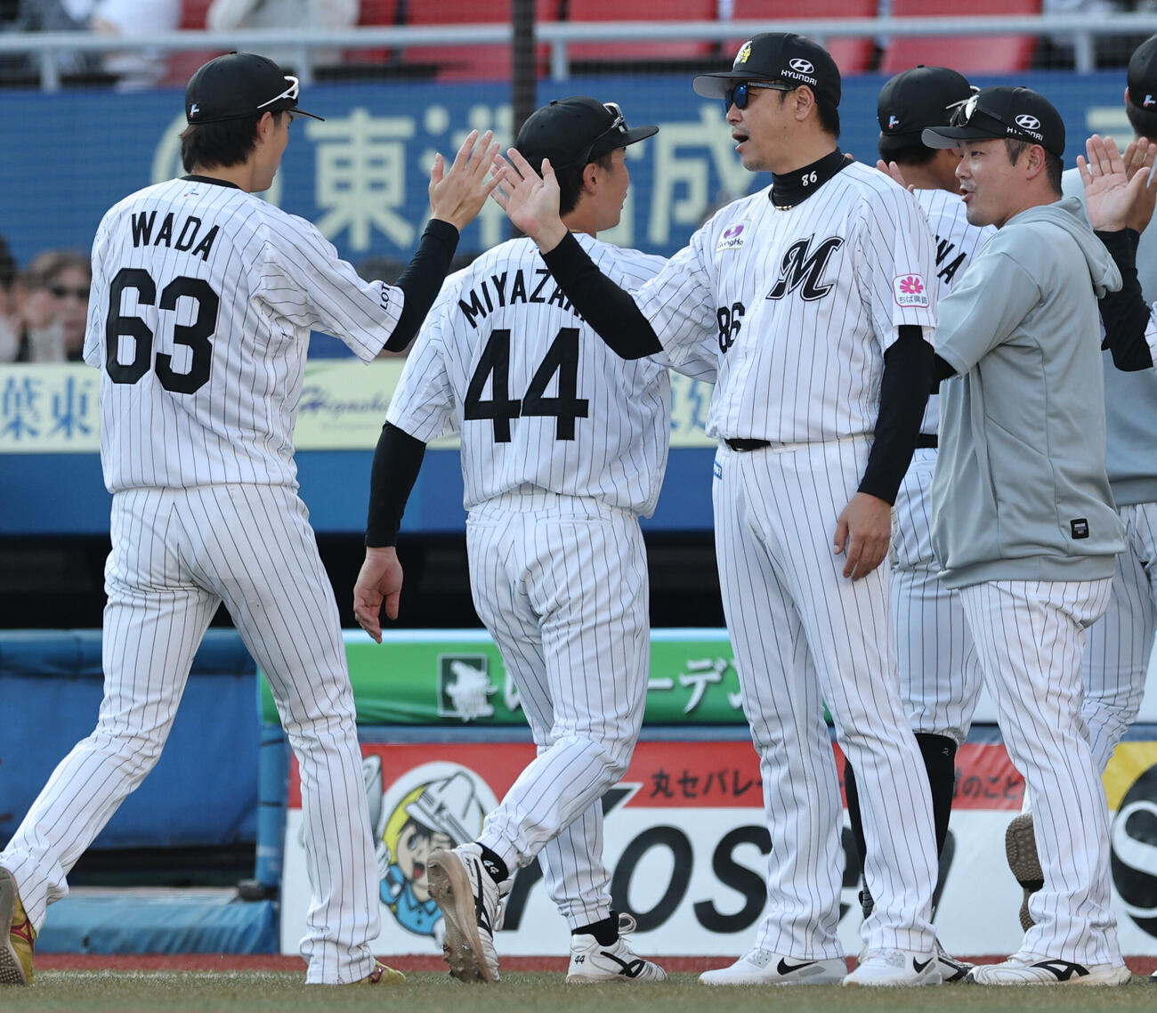 ロッテ対オリックス　勝利し選手を出迎えるロッテのサブロー監督（撮影・野上伸悟）