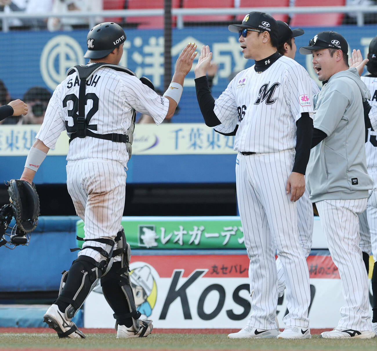 ロッテ対オリックス　勝利し佐藤■（■は都の日の右上に「、」）志也（左）ら選手を出迎えるロッテのサブロー監督（撮影・野上伸悟）