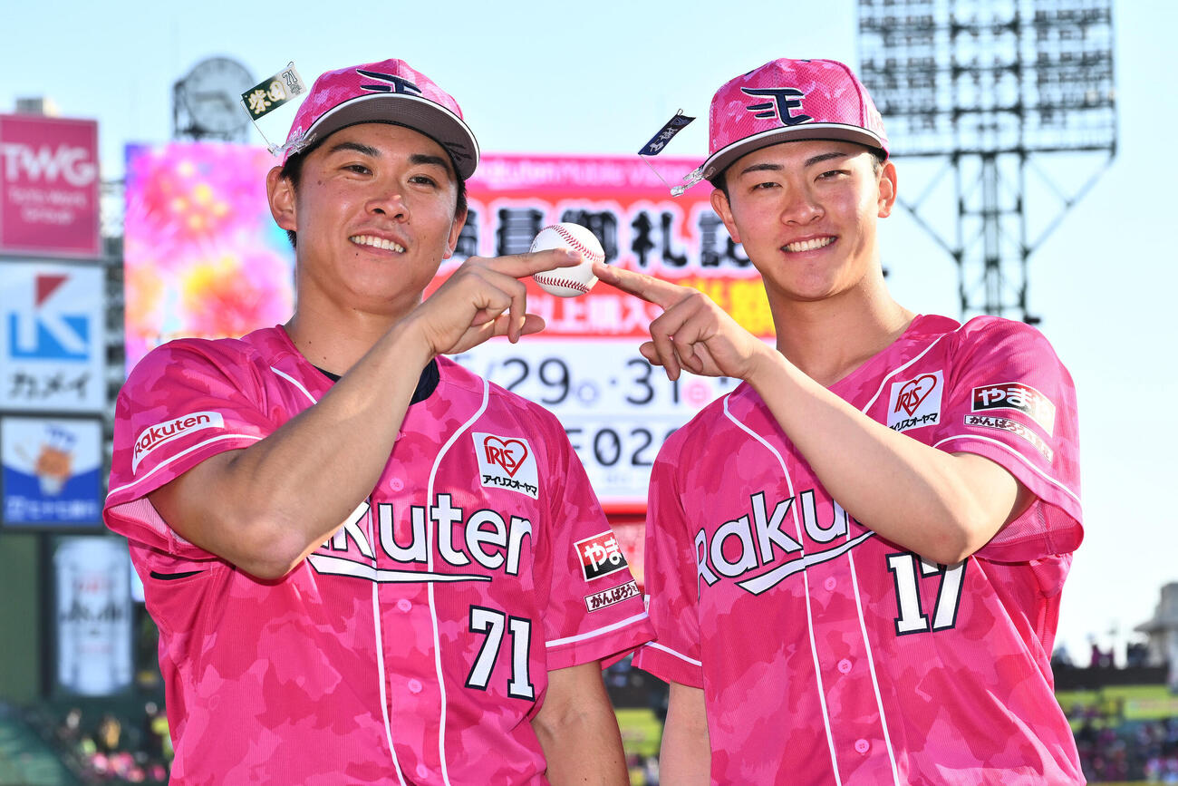 楽天対ソフトバンク　プロ初セーブの楽天柴田大地（左）と今季初勝利の古謝樹は記念球を手に写真に納まる（撮影・滝沢徹郎）