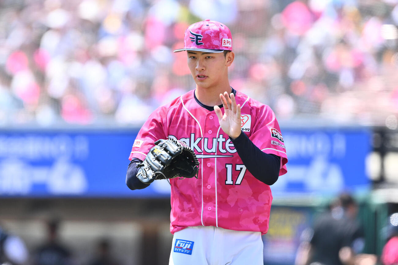 楽天対ソフトバンク　1回表を投げ終えグラブをたたく楽天先発の古謝樹（撮影・滝沢徹郎）