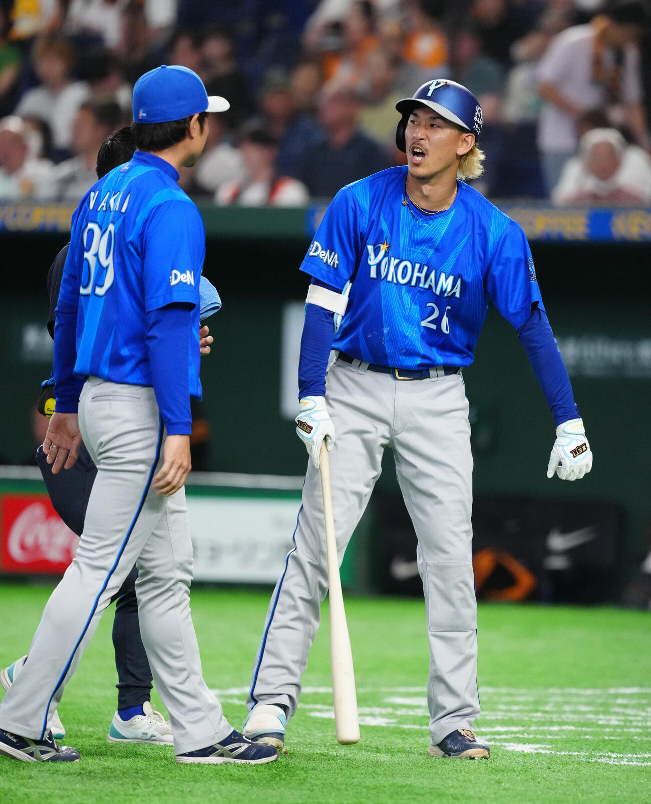 巨人対DeNA 3回表DeNA無死一塁、自打球を足に当てた三森大貴（右）（撮影・江口和貴）