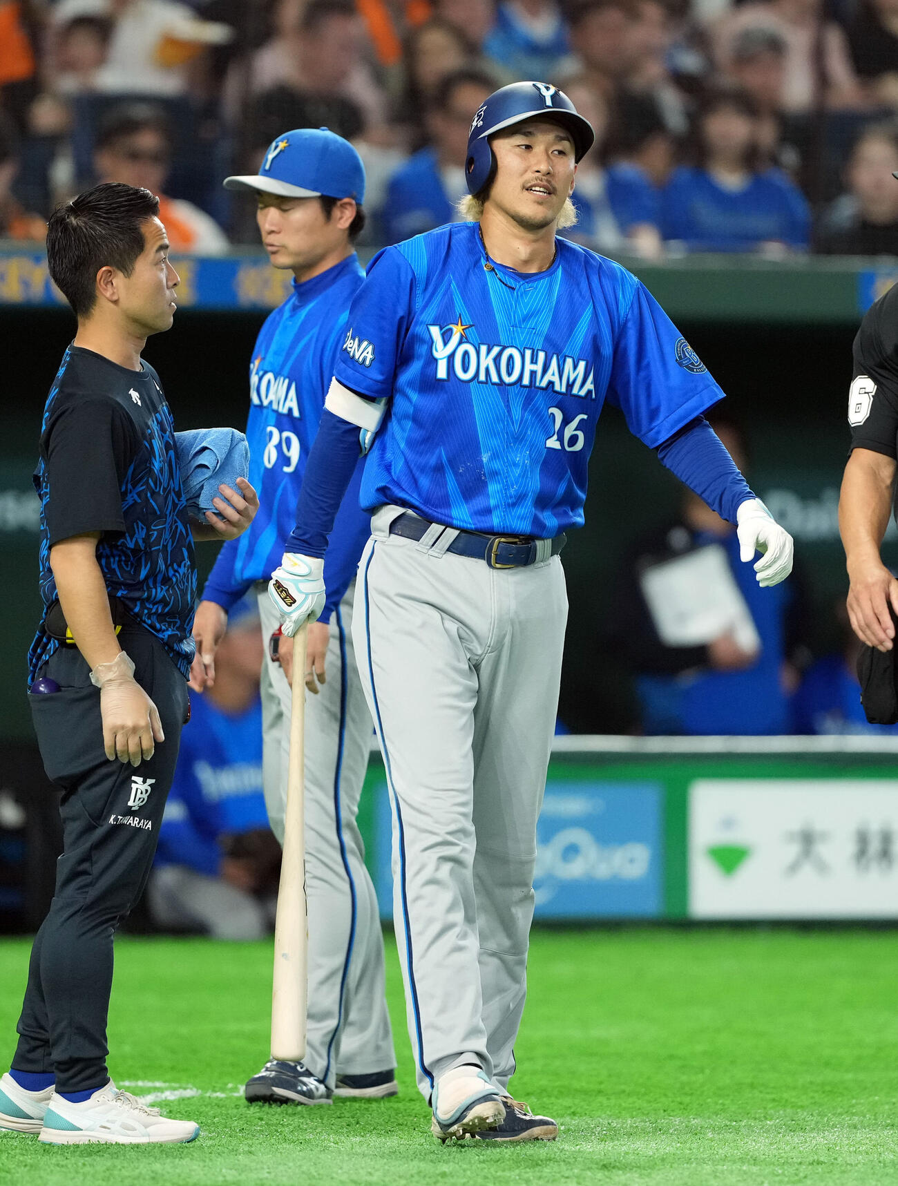 巨人対DeNA 3回表、自打球を当てプレーを続行したものの、4回の守備でベンチに下がったDeNA三森大貴（撮影・たえ見朱実）
