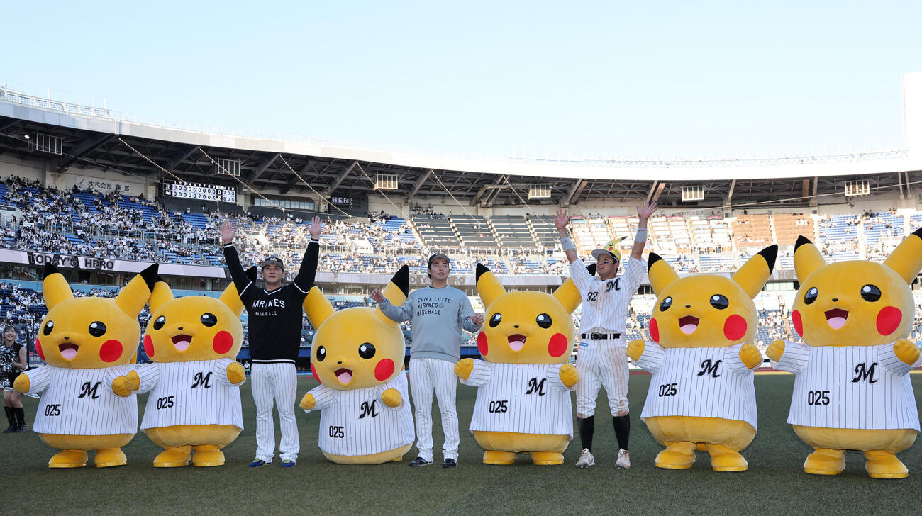 ロッテ対オリックス　ピカチュウと勝利を喜ぶ、左からロッテ小野郁、横山陸人、佐藤都志也（撮影・野上伸悟）