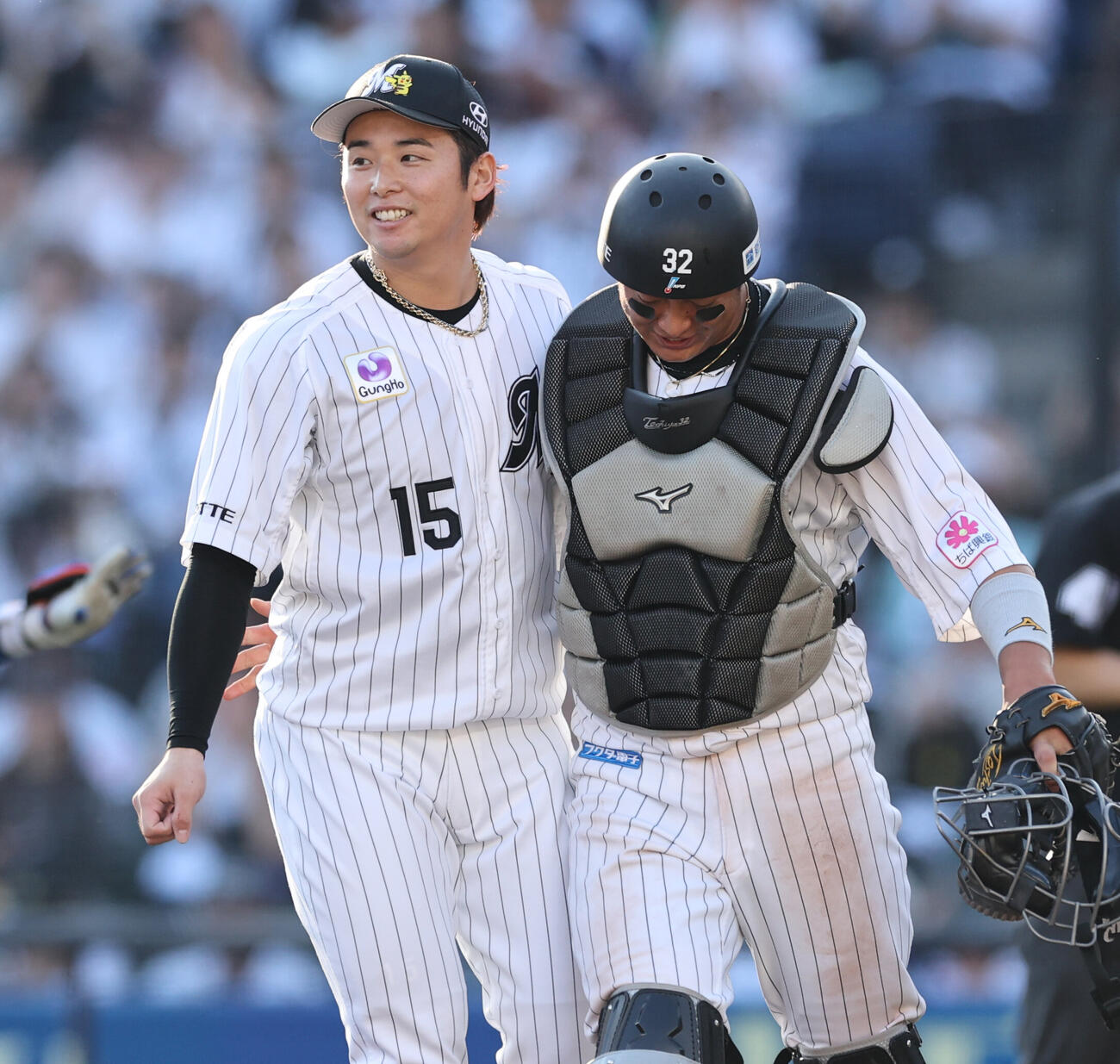 ロッテ対オリックス　勝利を喜ぶロッテ横山陸人（左）と佐藤都志也（撮影・野上伸悟）