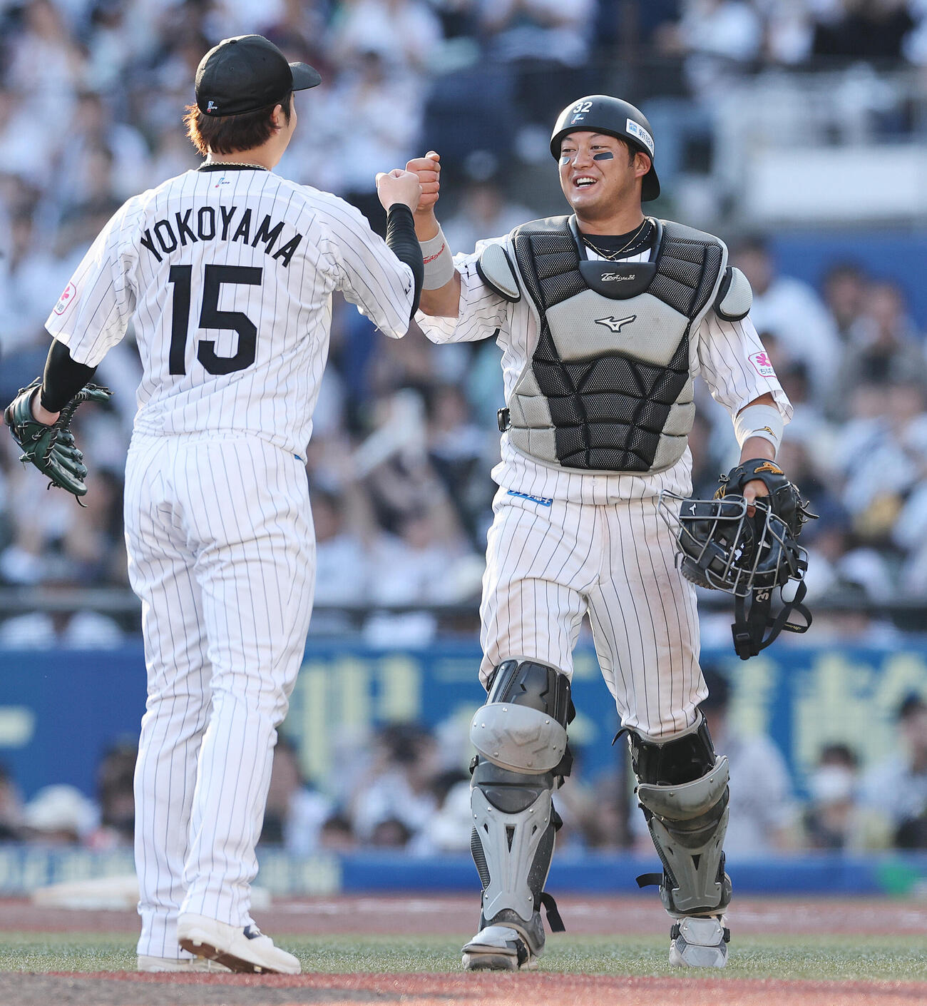 ロッテ対オリックス　横山陸人と勝利を喜ぶロッテ佐藤都志也（撮影・野上伸悟）