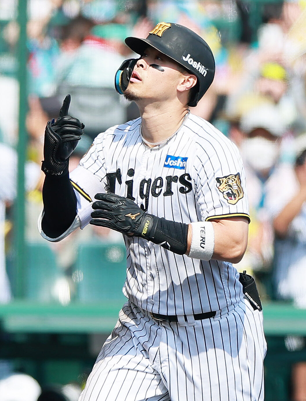 阪神対広島　4回裏阪神無死、佐藤輝明はソロ本塁打を放ち生還する（撮影・上山淳一）