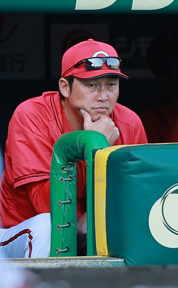 阪神対広島　ベンチで考え込む広島新井貴浩監督（撮影・上山淳一）