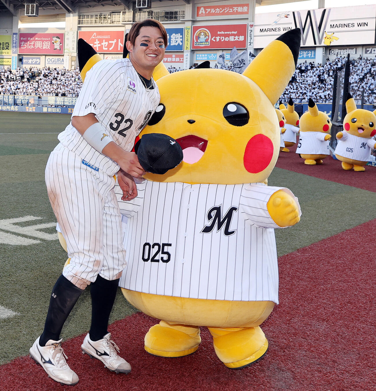 ロッテ対オリックス　ピカチュウ（右）と勝利を喜ぶロッテ佐藤都志也（撮影・野上伸悟）