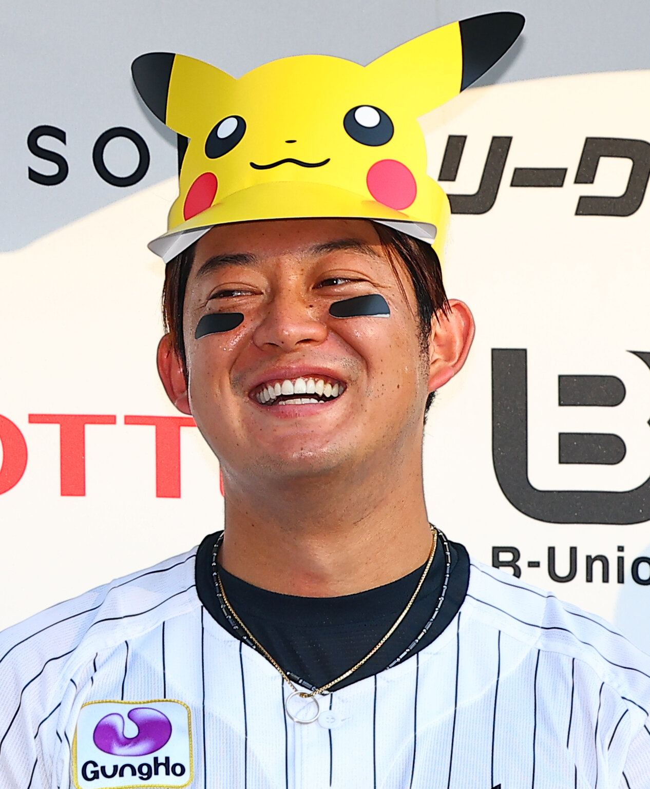 ロッテ対オリックス　ピカチュウのお面をつけ、ヒーローインタビューを受けるロッテ佐藤都志也（撮影・野上伸悟）